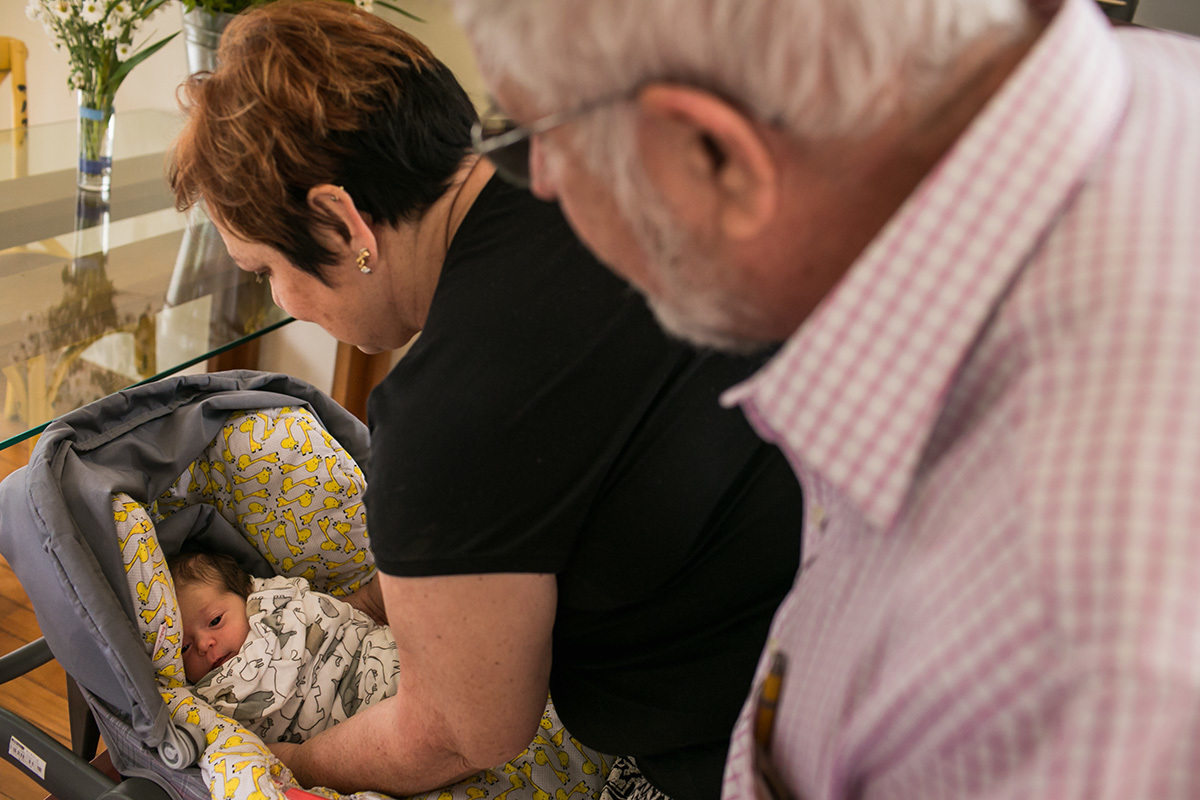 avós cuidando da sua pequena neta