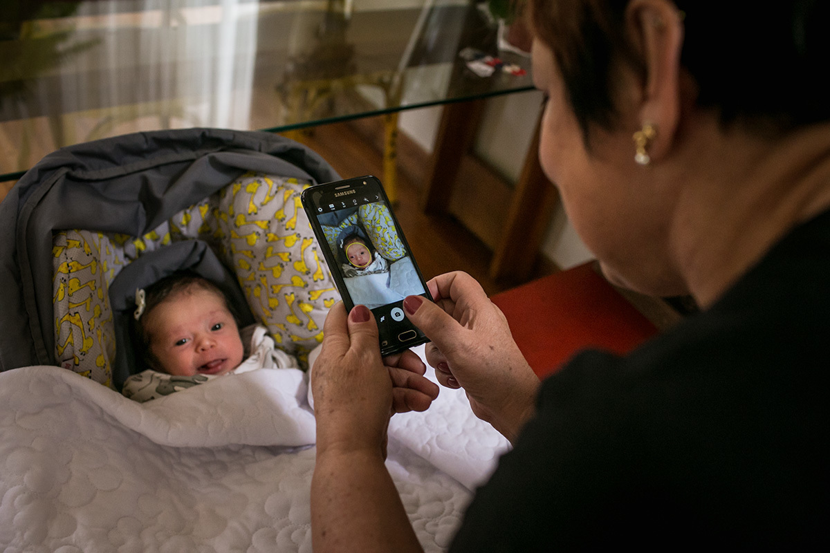 Adriana Costa fotografou a avó tirando foto de sua neta com o celular