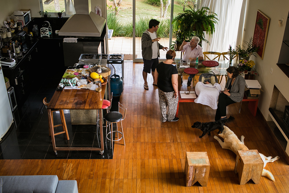 família reunida em volta da mesa