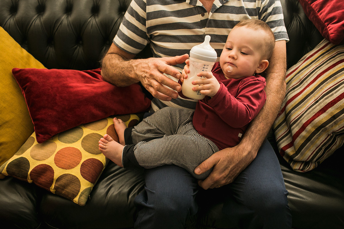 Adriana Costa fotografou o pai dando mamadeira ao seu filho