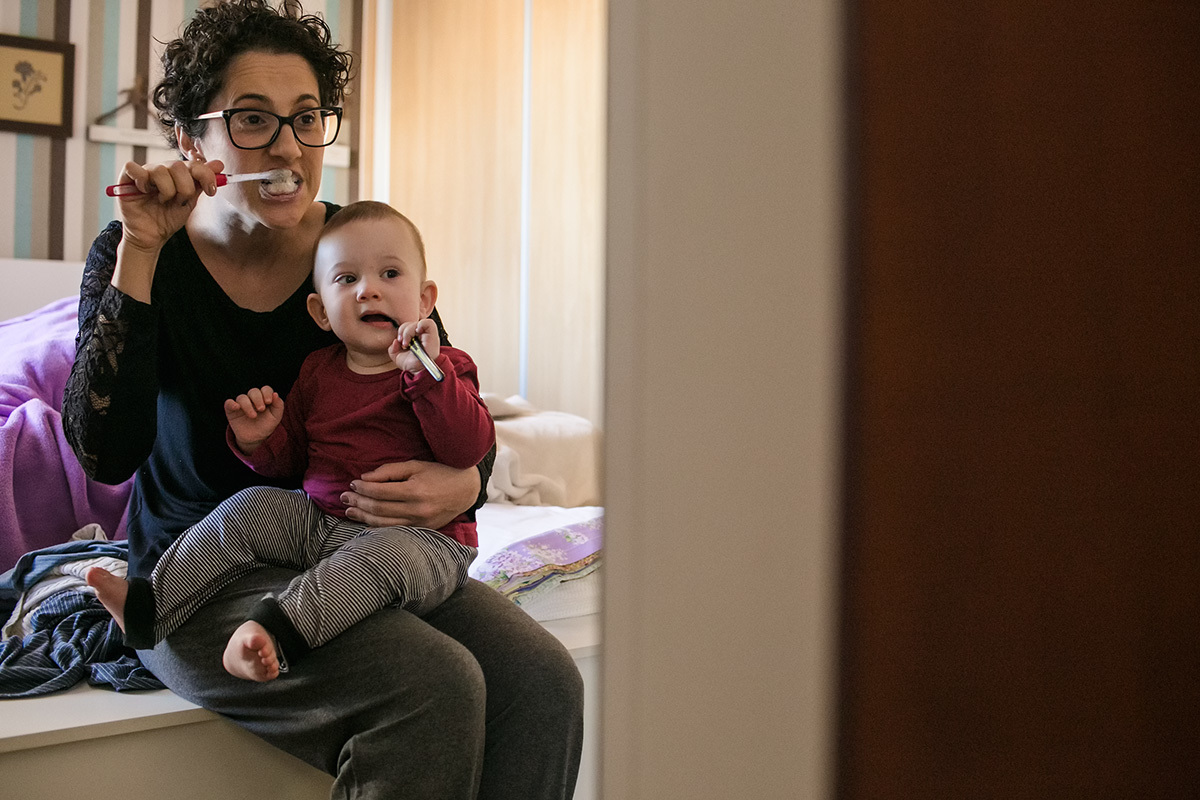 mãe e filho escovando dentes, por adrianacostafotos