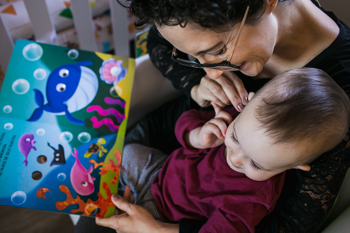 mãe e filho lendo livros juntos, por Adriana Costa
