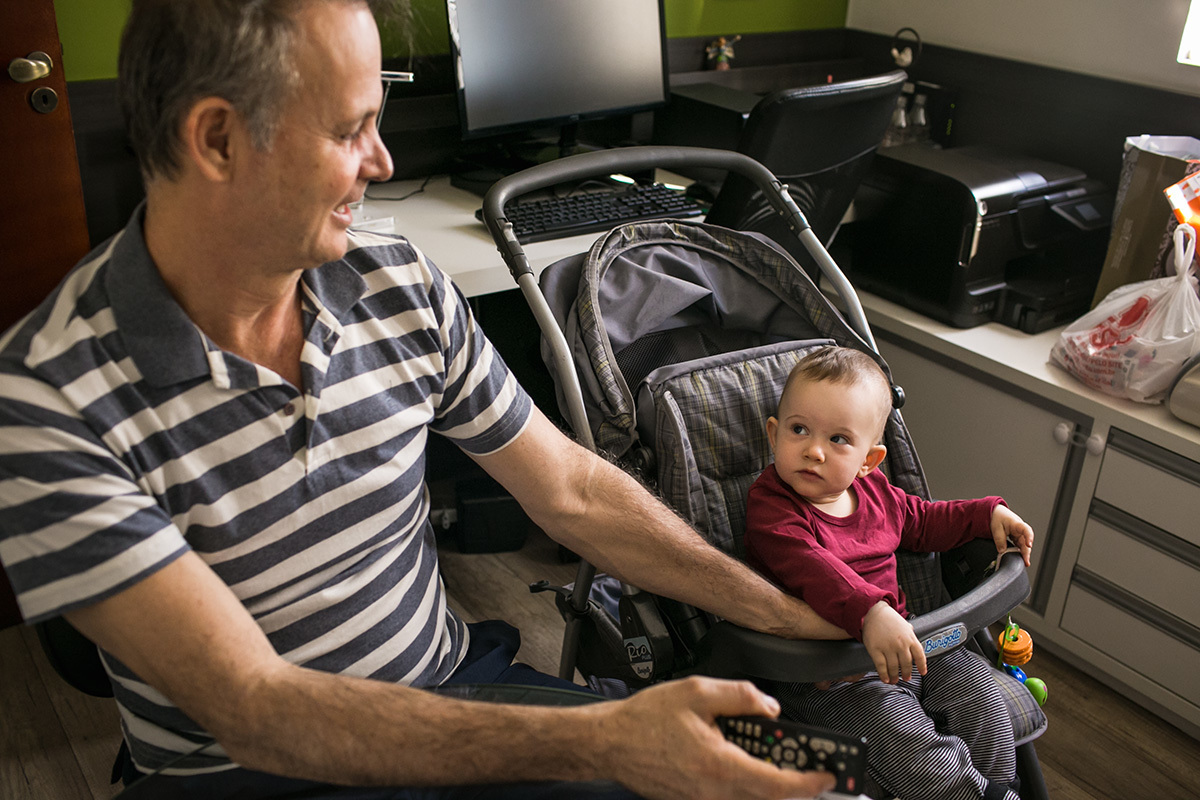 pai estudando com o seu bebê ao lado