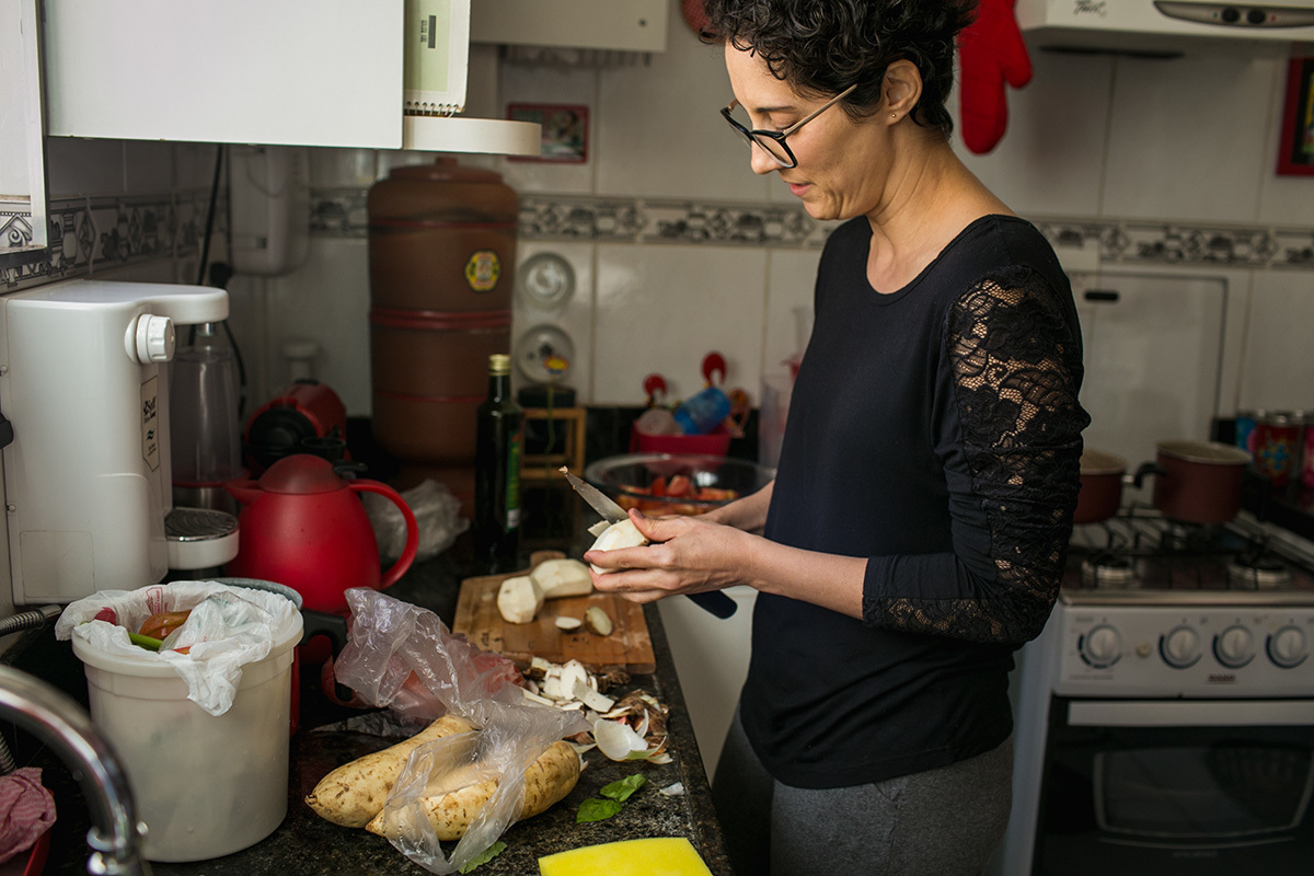 mãe fazendo o almoço