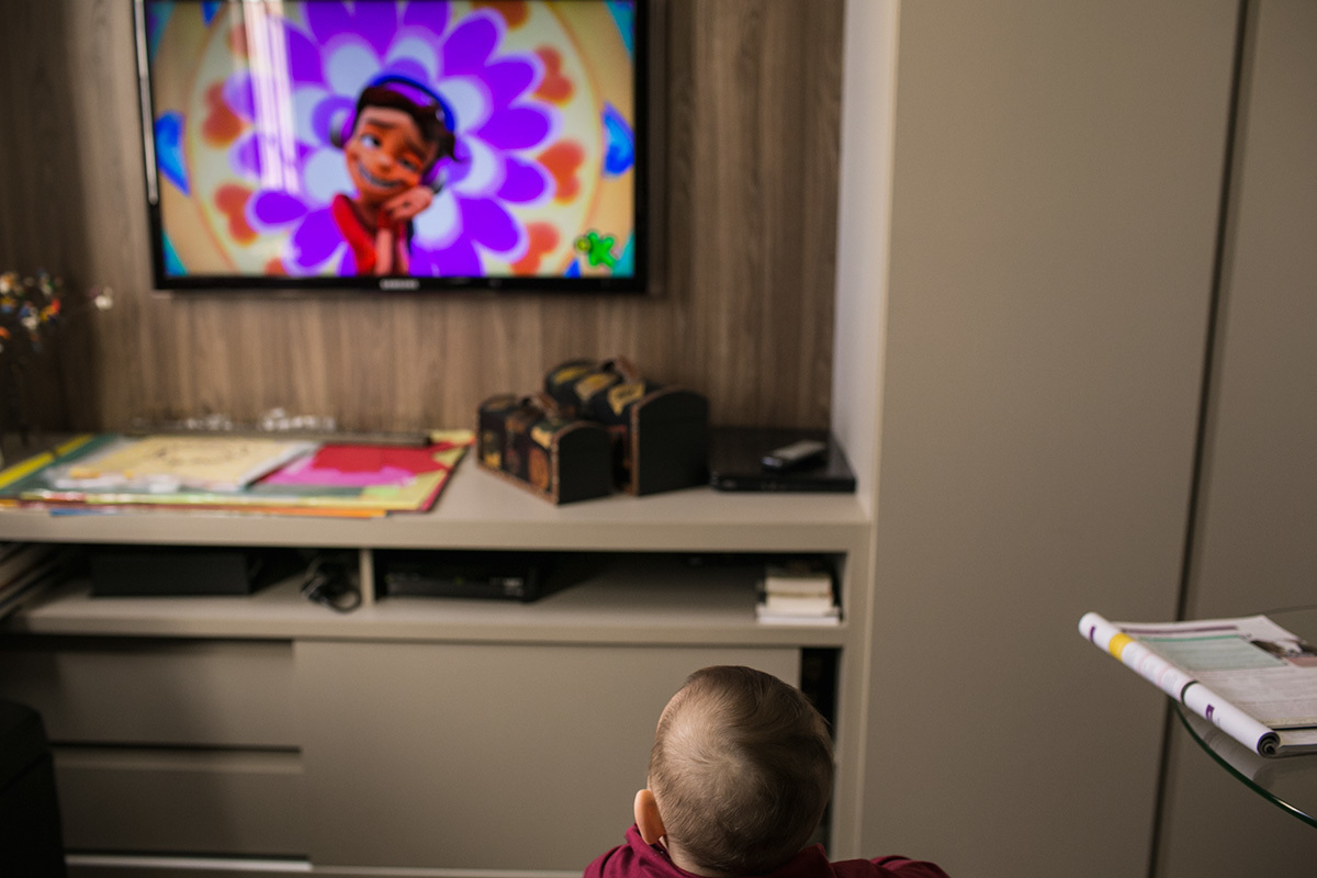 bebê assistindo desenho animado