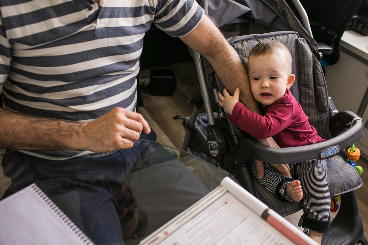 bebê puxando o braço do pai para lhe chamar a atenção, por adrianacostafotos