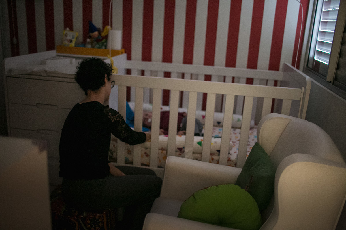 Adriana Costa fotografou mãe fazendo seu bebê dormir no berço