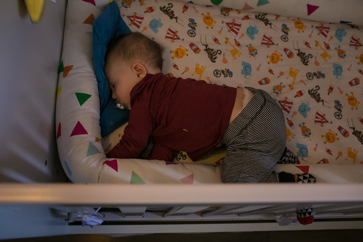 bebê dormindo no berço