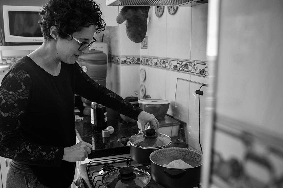 mãe preparando a comida no fogão