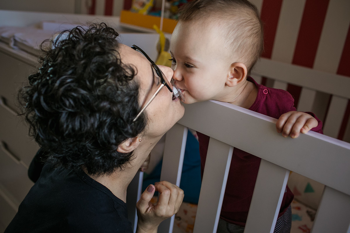 mãe brincando com o filho de tirar seu bico