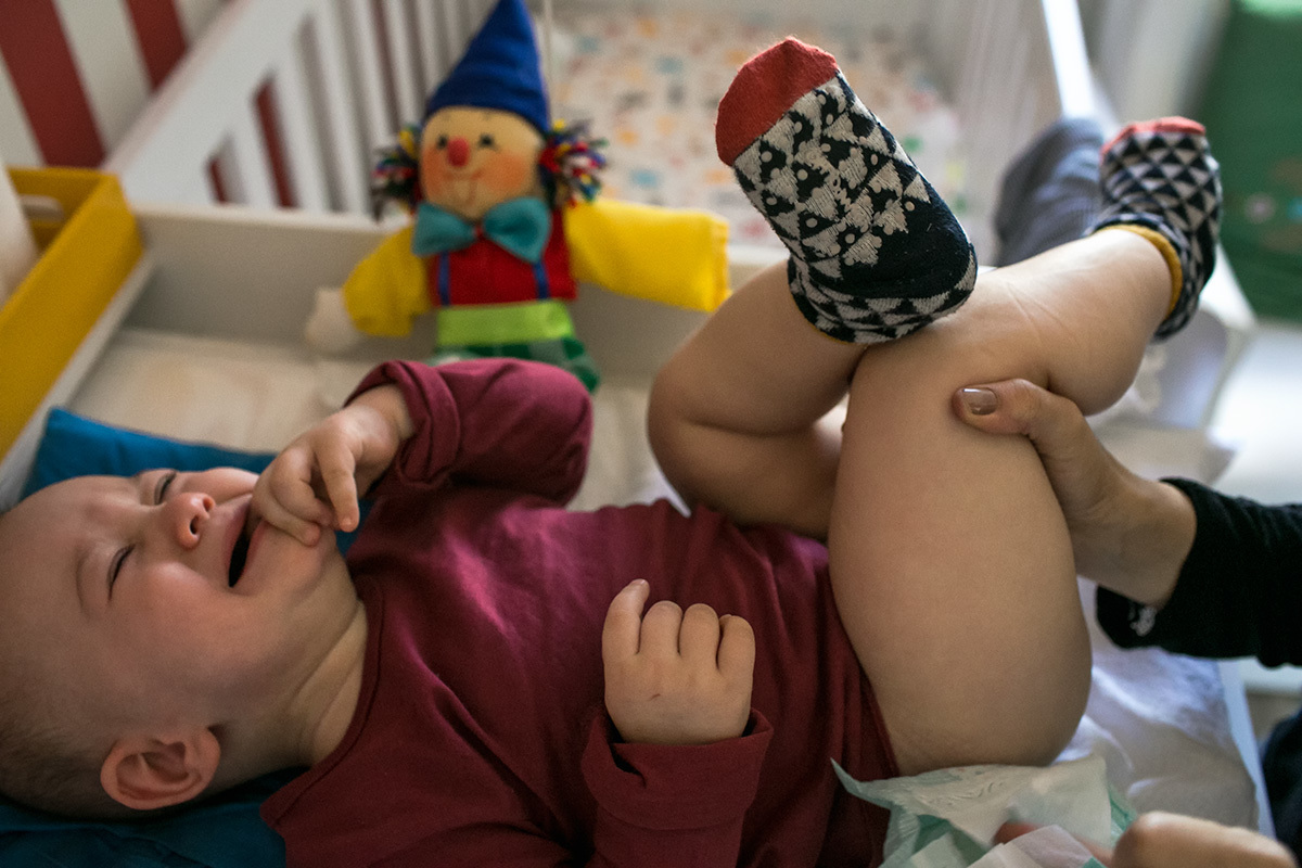 bebê chorando para trocar fralda