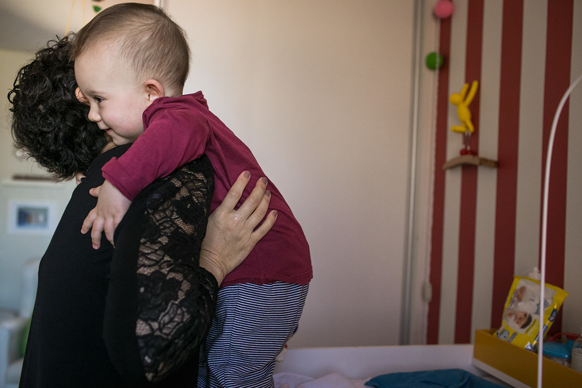 bebê dando abraço em sua mãe