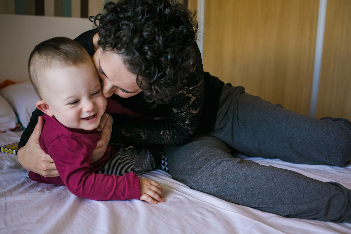 Adriana Costa fotografou mãe e filho brincando na cama 