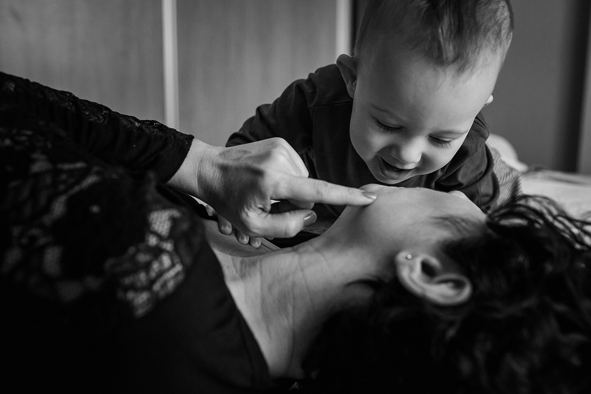 foto de Adriana Costa da mãe pedindo beijo para o seu bebê