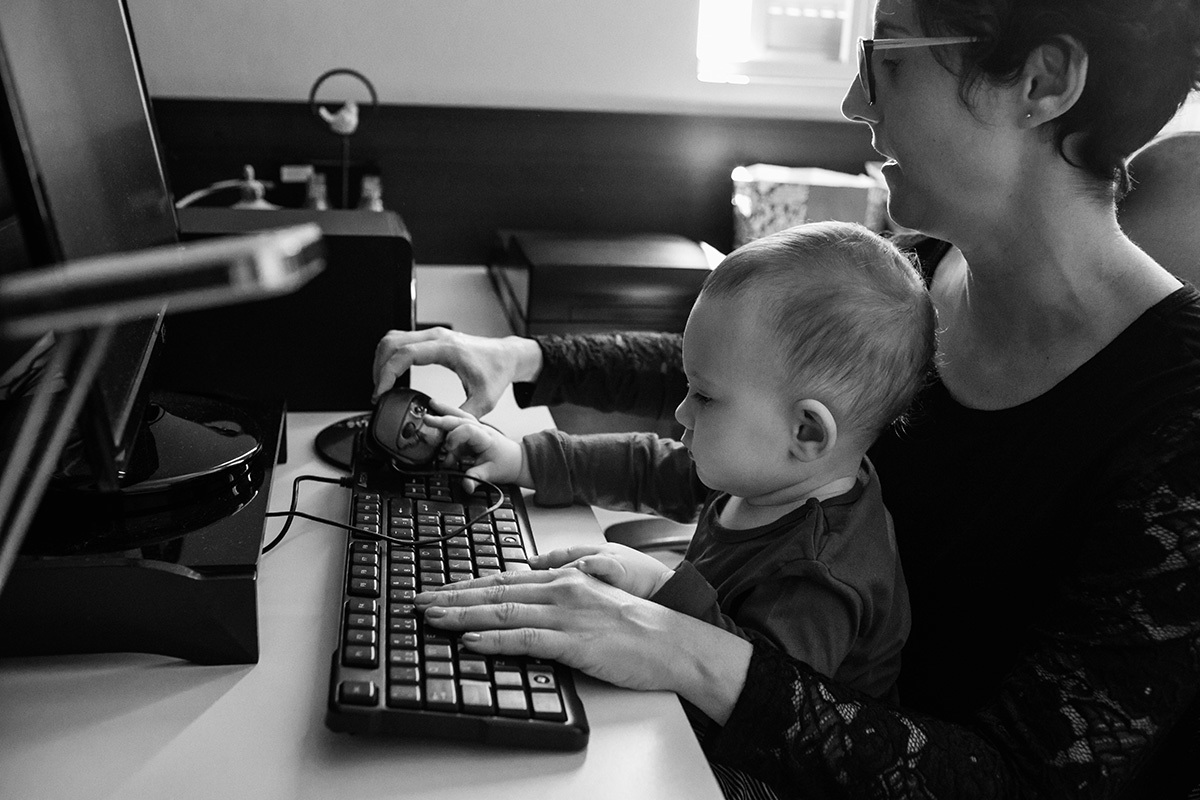 mãe e seu bebê no computador