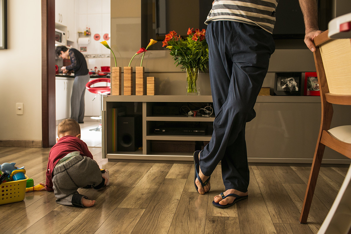Adriana Costa fotografou o pai cuidando do seu bebê enquanto a mãe está na cozinha