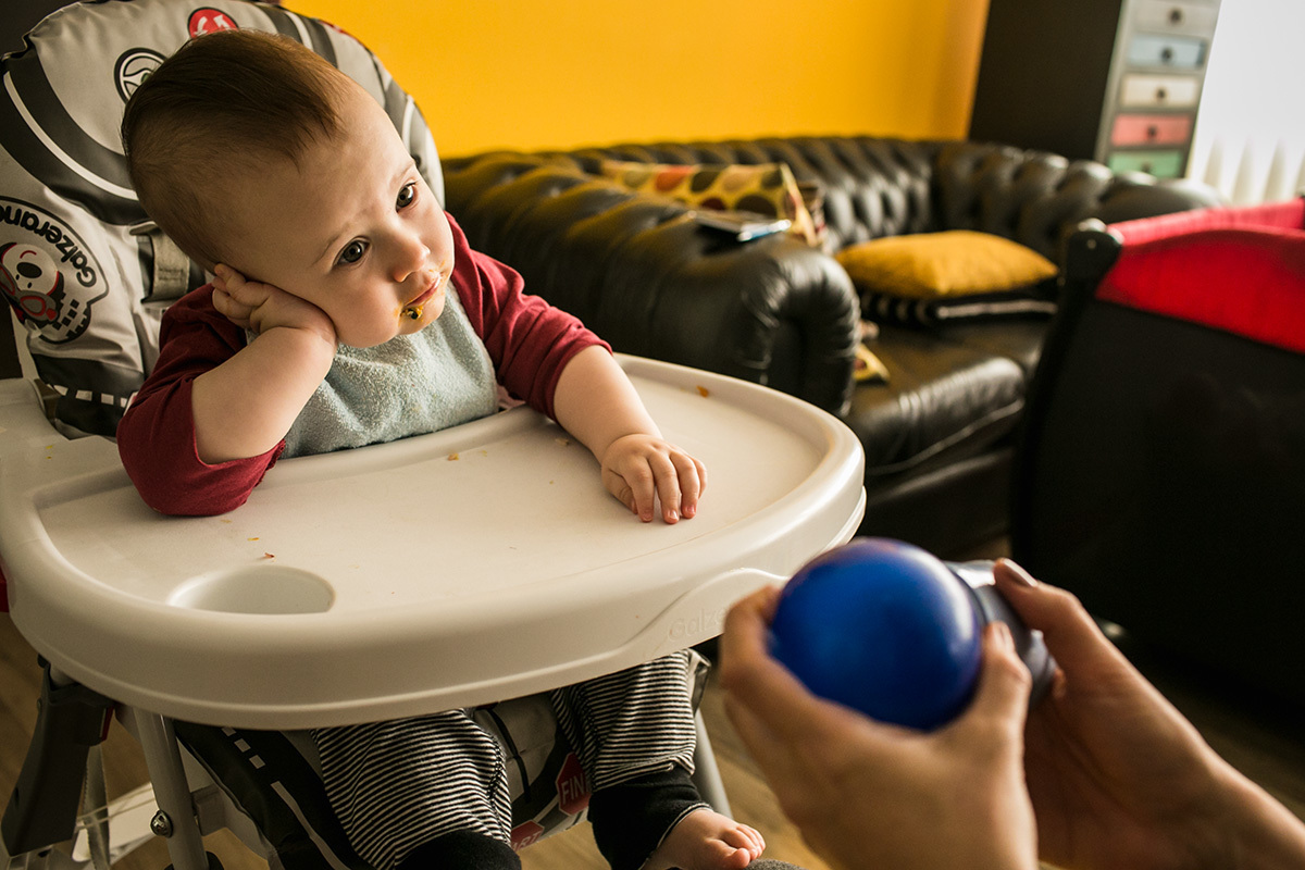 bebê com cara de preguiça para comer, por adrianacostafotos