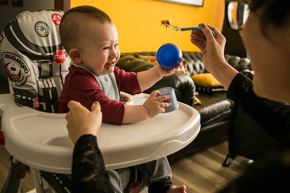 bebê chorando para comer, por Adriana Costa