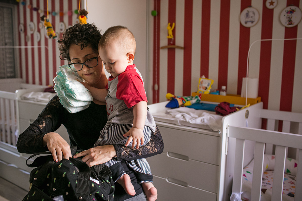 foto de Adriana Costa do bebê ajudando a mãe a arrumar a sacola para sair