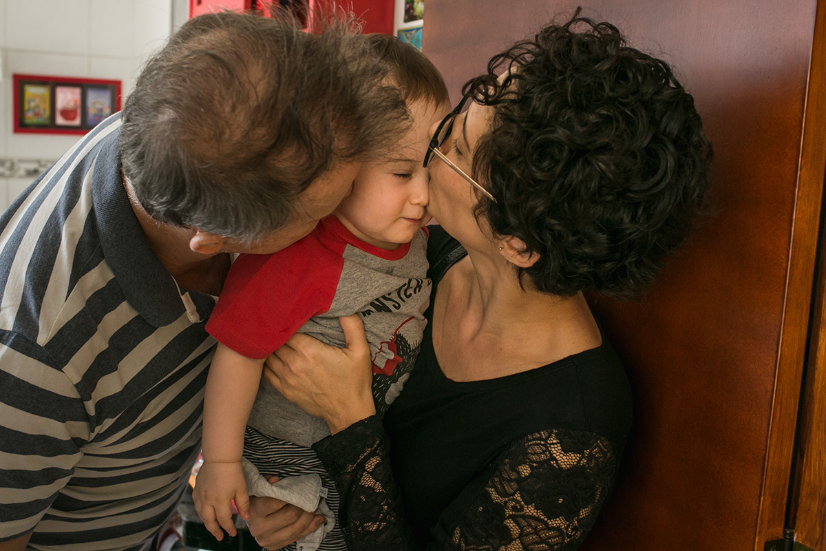 pai se despedindo do filho e da esposa que estão saindo