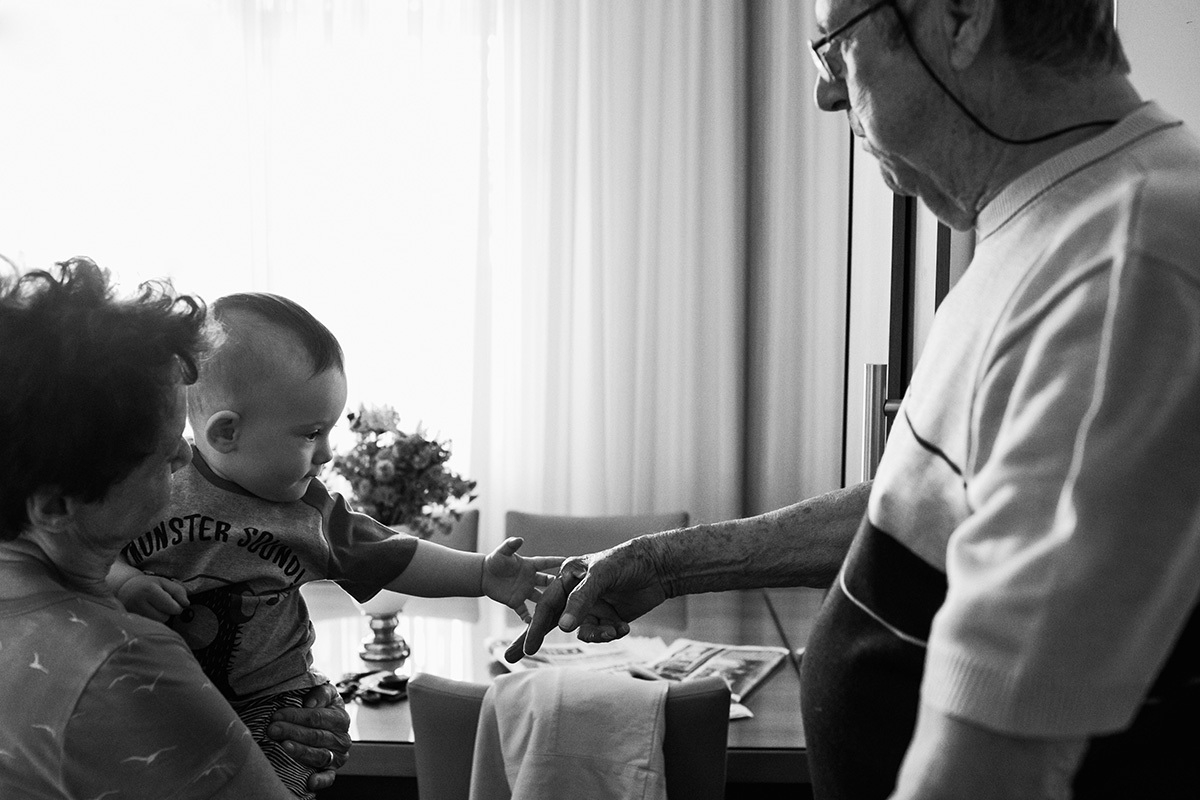 avós brincando com o neto