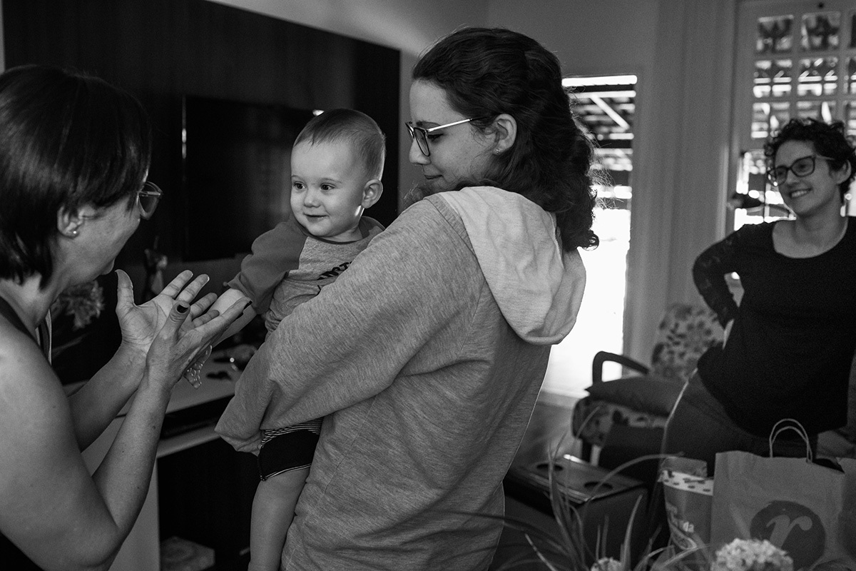 bebê visitando seus parentes