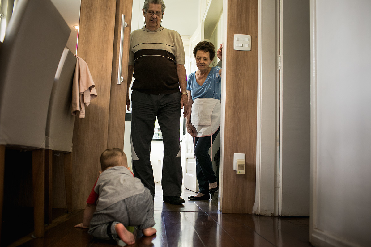 avós observando seu neto engatinhar, por adrianacostafotos