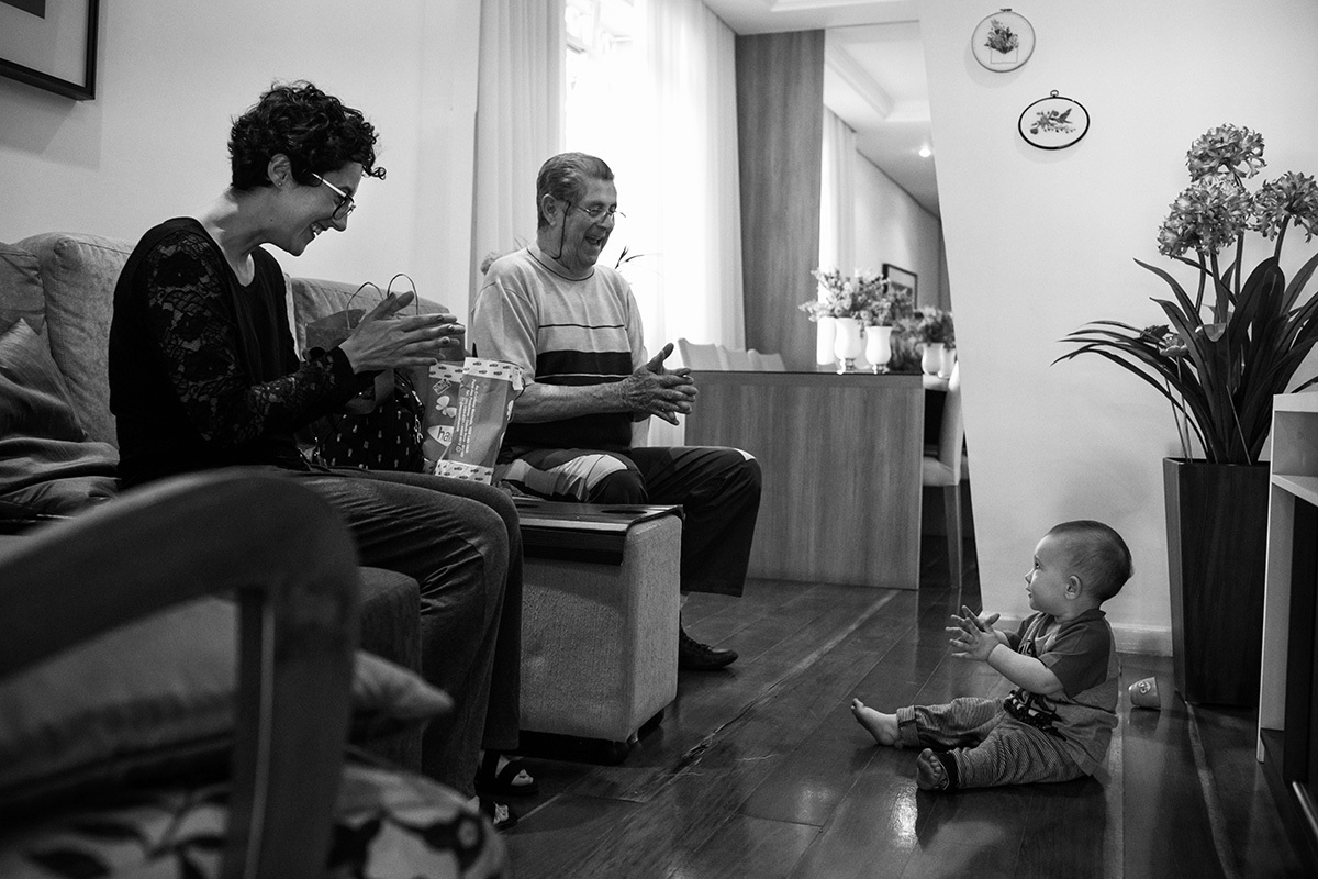 avó e filha ensinando neto a bater palmas