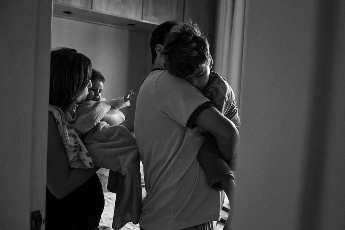 pais carregando seus filhos que acabaram de acordar, por adrianacostafotos