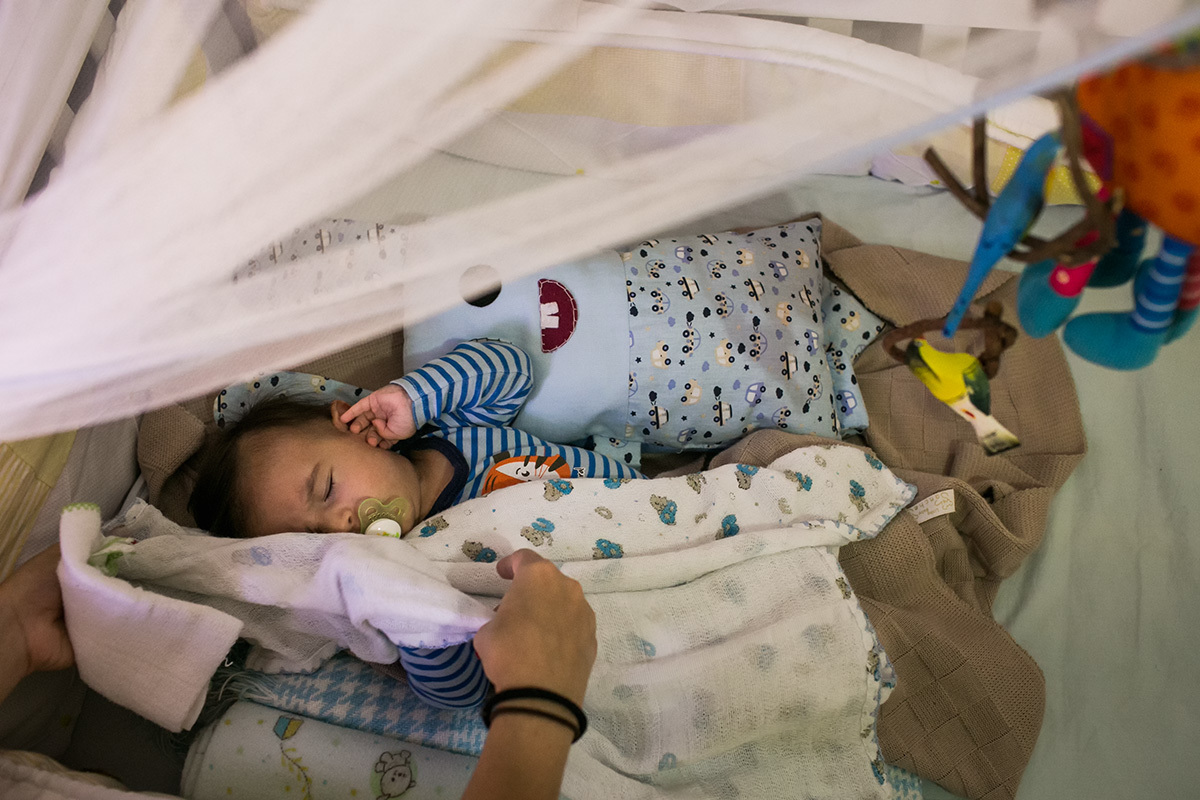 bebê sendo colocado para dormir