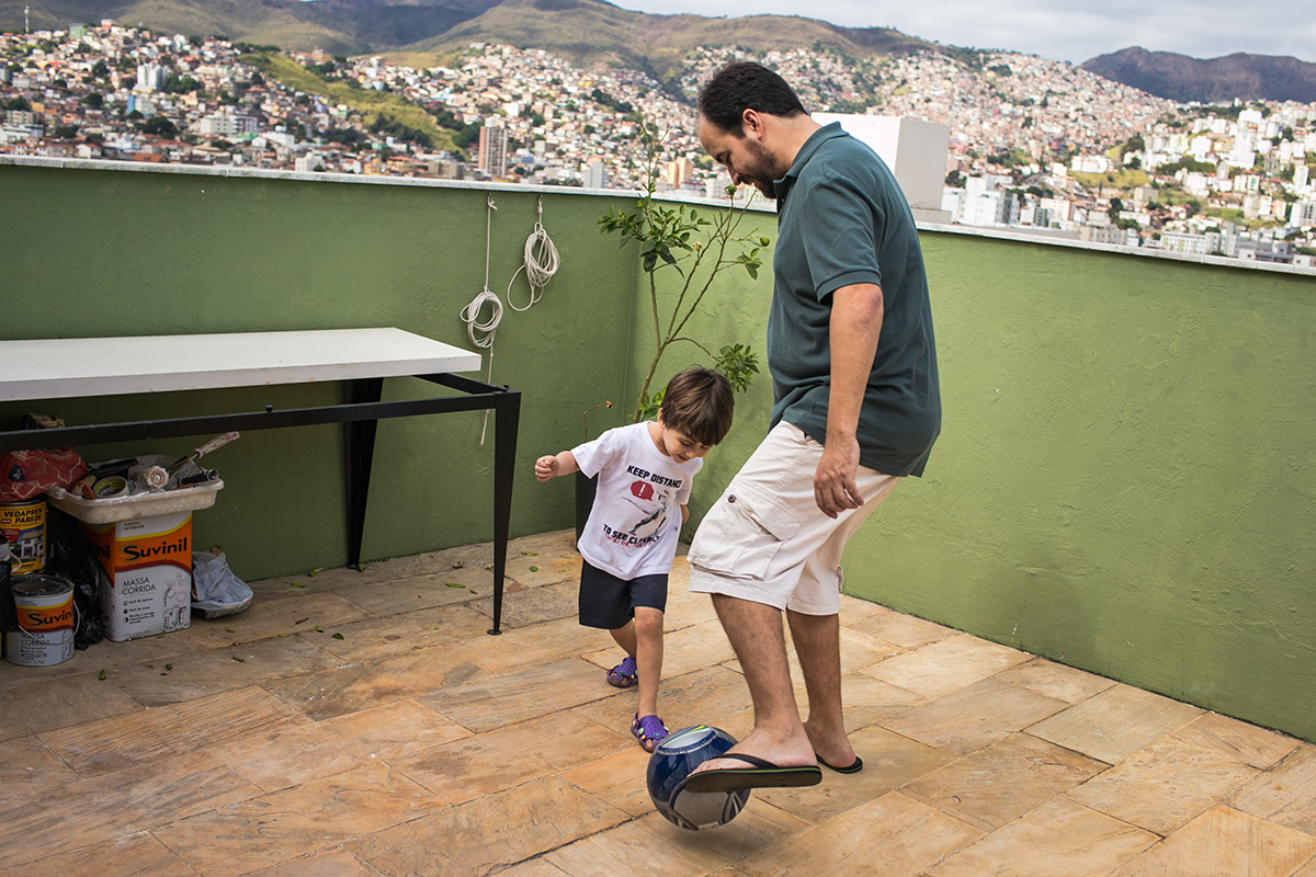 pai driblando o filho na bola, por adrianacostafotos