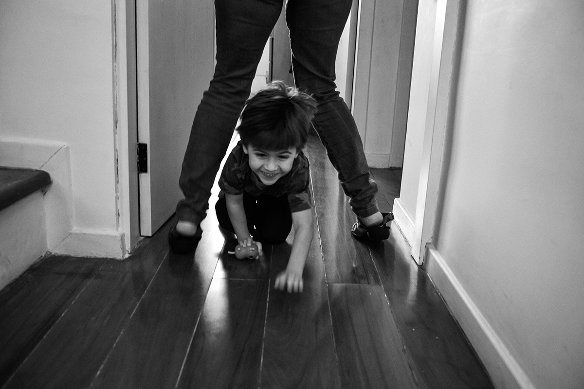 foto de Adriana Costa do filho passando debaixo das pernas da mãe 