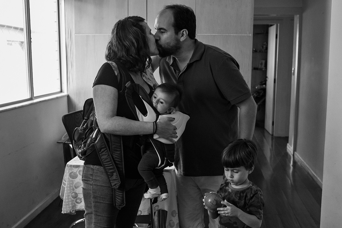 mãe despedindo do pai para sair com os filhos