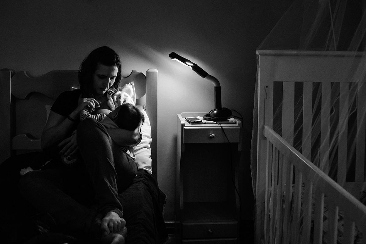 mãe amamentando seu filho, por adrianacostafotos