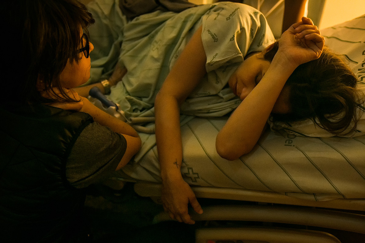 enfermeira obstétrica examinando a gestante num momento entre as contrações, por adrianacostafotos