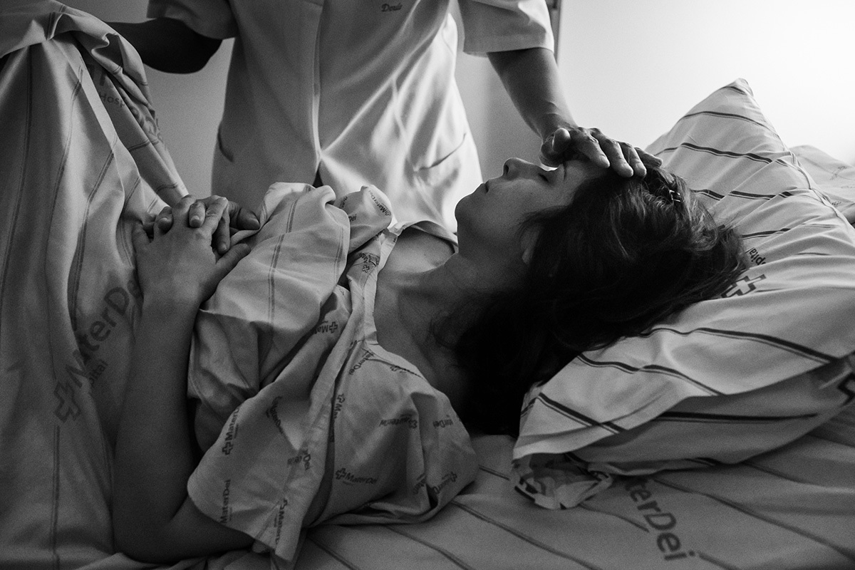 descanso da gestante entre as contrações, com a doula ao seu lado, por Adriana Costa