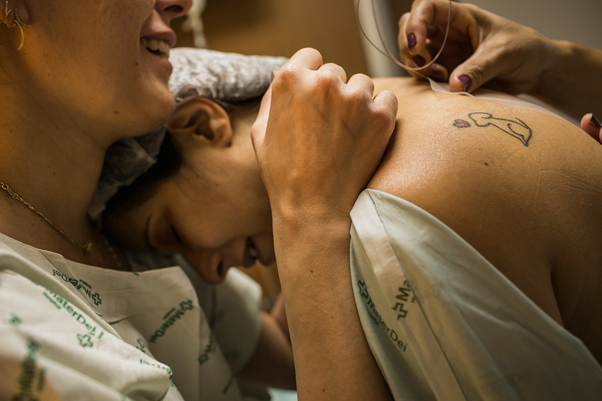 Médica apoiando a gestante ao tomar anestesia, por Adriana Costa