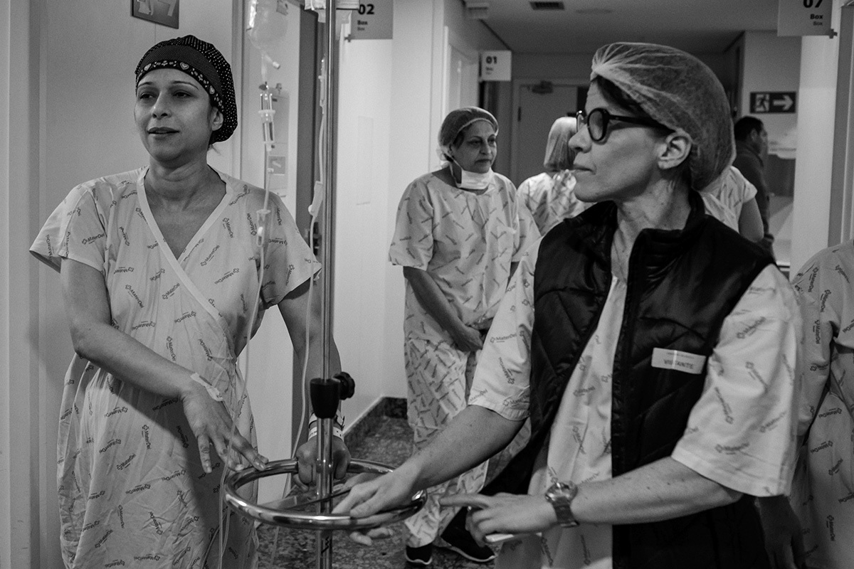 gestante e a equipe do Instituto Nascer encaminhando para a sala de parto