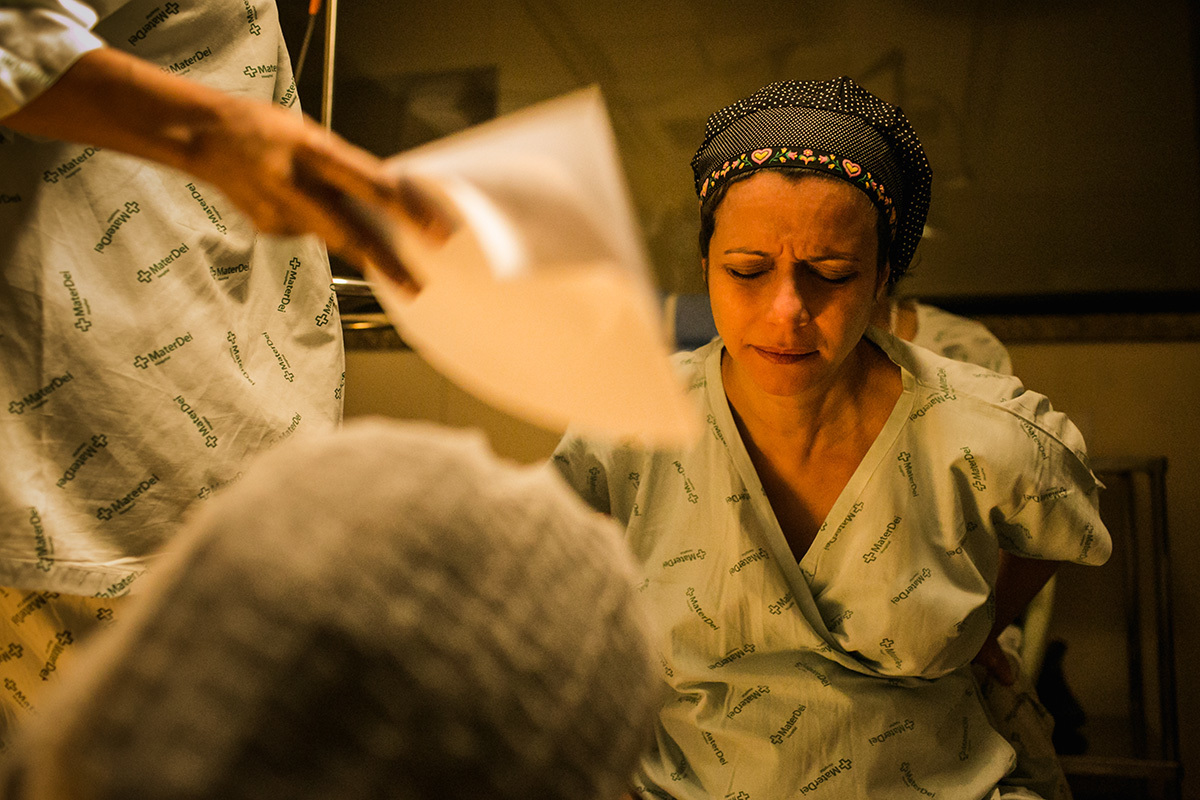 foto de Adriana Costa da Doula abanando a gestante num momento de contração forte do trabalho de parto