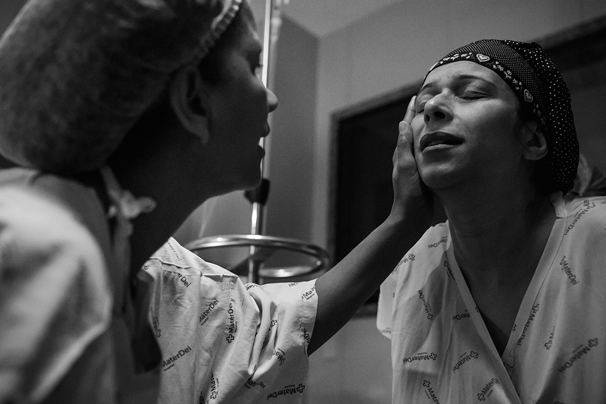 Adriana Costa fotografou doula dando incentivo e apoio a gestante para que ela permaneça forte durante o trabalho de parto