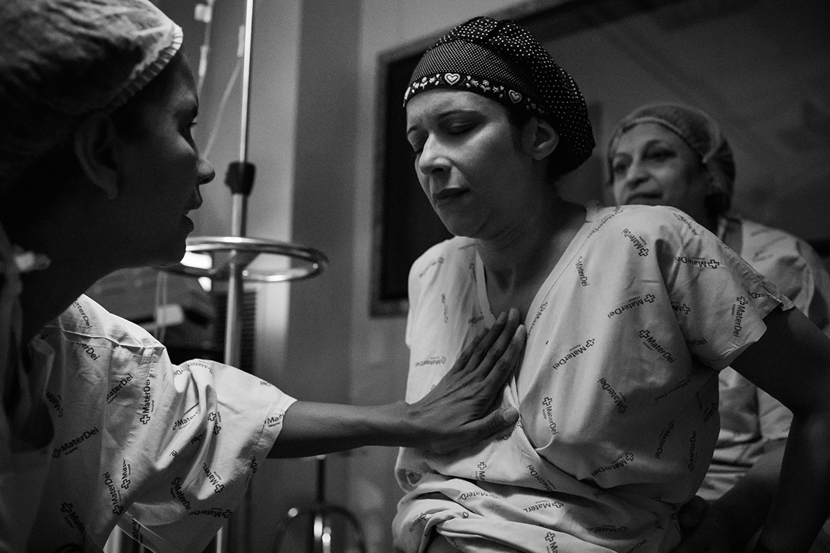 gestante recebendo apoio da doula e da mãe durante o trabalho de parto em foto de Adriana Costa
