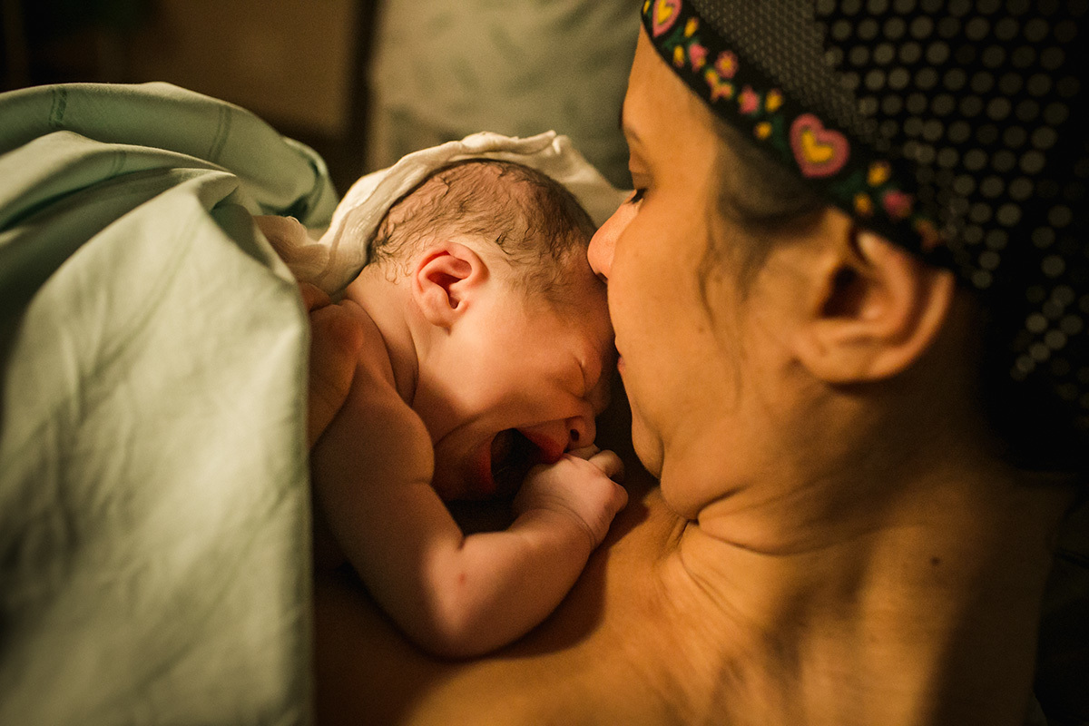 mãe com seu bebê que acabou de nascer por um parto humanizado