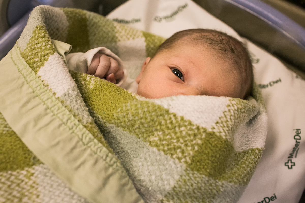 bebê enrolada na manta logo após seu nascimento