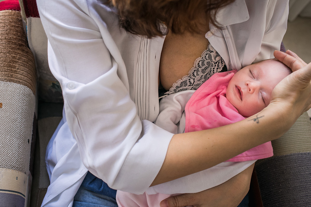 bebê prostrada após amamentar, por Adriana Costa