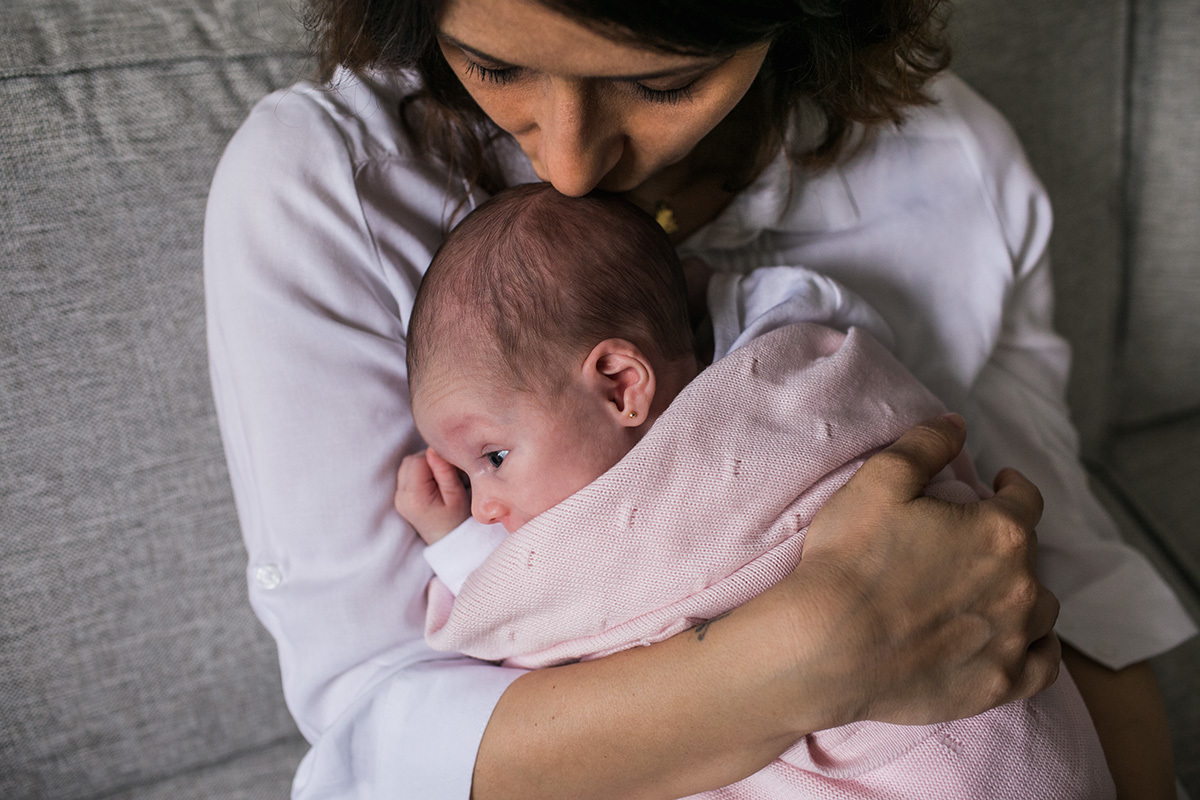 mãe dando carinho ao seu bebê, por Adriana Costa