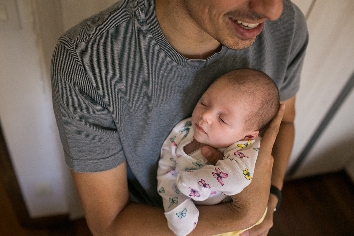 Adriana Costa fotografou bebê dormindo no colo do pai