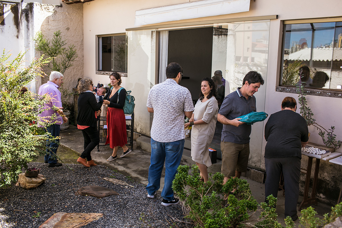 família se organizando para fazer a cerimônia de benção do bebê