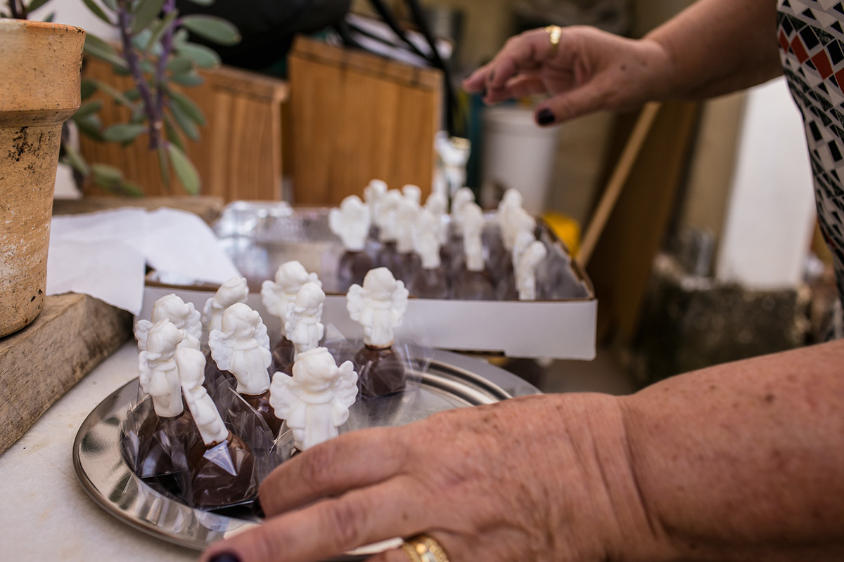 avó organizando as lembrancinhas da cerimônia de benção
