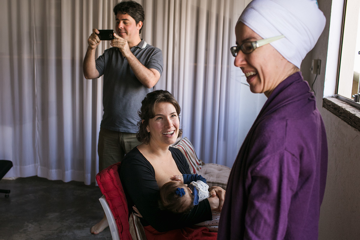 Sat Sundri Kaur cumprimentando os pais no dia da cerimônia de benção da filha deles