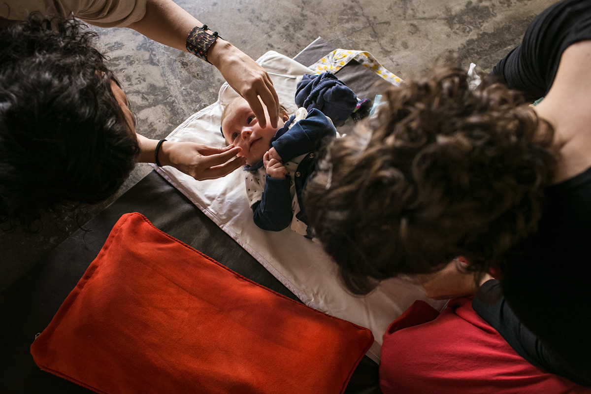 Tia apertando as bochechas da sua afilhada, por Adriana Costa